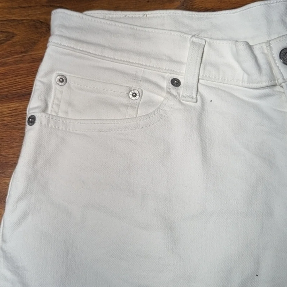Levis Shorts Women's 32 White Mid Length High‎ Rise Bermuda Denim Shorts Solid